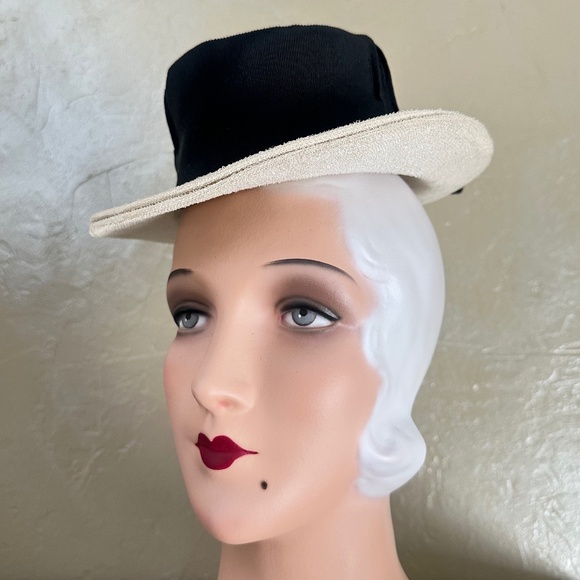 SMART 1930s' OFF WHITE NUBBY FABRIC TILT/TOY HAT + BLACK GROSGRAINBAND